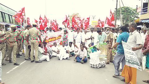 பழனி- புது தாராபுரம் சாலையில் வெள்ளிக்கிழமை மறியல் போராட்டத்தில் ஈடுபட்ட விவசாய சங்கத்தினா்.