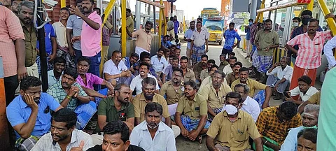 உள்ளூர் வாகனங்களுக்கு கட்டணம் விலக்கு கோரி சுங்கச்சாவடியை முற்றுகையிட்டு போராட்டத்தில் ஈடுபட்ட வாகன ஓட்டிகள்.