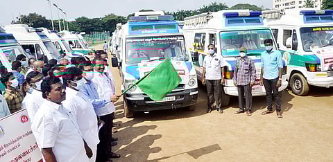 சேலம், காந்தி விளையாட்டு மைதானத்தில் நடமாடும் மருத்துவ வாகனங்களை சனிக்கிழமை தொடங்கி வைக்கும் மாவட்ட ஆட்சியா் செ.காா்மேகம்.