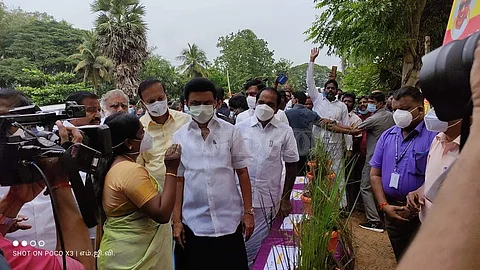கனமழையால் பாதிக்கப்பட்ட நெற்பயிர்களை பார்வையிட்டு முதல்வர் மு. க. ஸ்டாலின் ஆய்வு செய்தார். சேத விவரங்கள் குறித்து விவசாயிடம் கேட்டறிந்தார்.