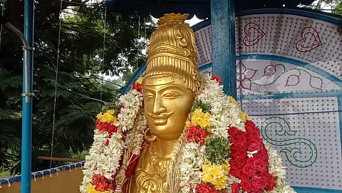 மாமன்னன் ராஜராஜ சோழனின் 1036-வது சதய விழாவை முன்னிட்டு அரசு சார்பில் அவரது சிலை மாலை அணிவித்து மரியாதை செலுத்தப்பட்டது.