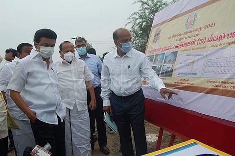 வெள்ள பாதிப்பு பகுதிகளை முதல்வருக்கு விளக்கினார் மாவட்ட ஆட்சியர் கி.பாலசுப்பிரமணியம்.