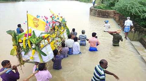 இடுப்பளவு தண்ணீரில் இறந்தவரின் உடலைமயானத்துக்கு தூக்கிச் செல்லும் மக்கள்