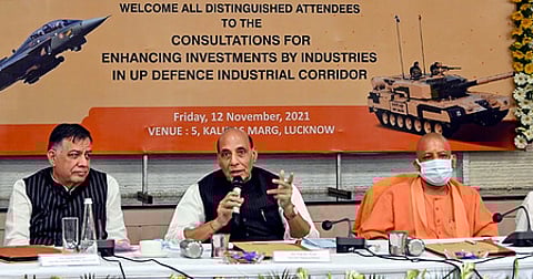 லக்னௌவில் வெள்ளிக்கிழமை நடைபெற்ற முதலீடுகள் ஊக்குவிப்பு கூட்டத்தில் பேசிய மத்திய அமைச்சா் ராஜ்நாத் சிங். உடன் உத்தர பிரதேச முதல்வா் யோகி ஆதித்யநாத்.