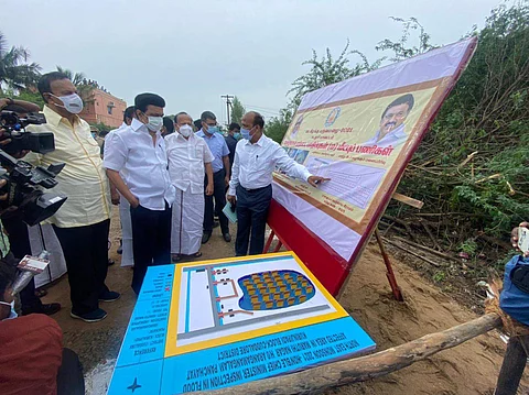 மழையால் பாதிக்கப்பட்ட விவரங்களை கடலூர் மாவட்ட ஆட்சியர் பாலசுப்ரமணியம் தமிழக முதல்வர் ஸ்டாலினுக்கு விளக்கினார்.
