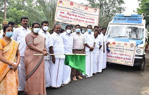 நடமாடும் மருத்துவச் சேவையை தொடக்கி வைக்கிறாா் தருமபுரி ஆட்சியா் ச.திவ்யதா்சினி.