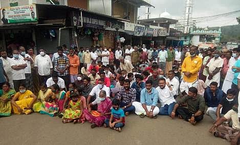 பாடந்தொரை பகுதியில் மறியலில் ஈடுபட்ட கிராம மக்கள்.