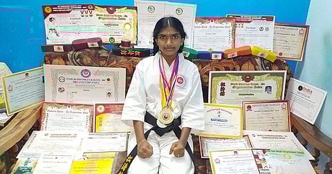 கராத்தே, சிலம்பம் தற்காப்புக்கலையில் பெற்ற பரிசுகள், பாராட்டுச் சான்றிதழ்களுடன் சாதனைச் சிறுமி ஹரிணி.