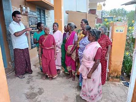 குள்ளப்பகவுண்டன்பட்டி ஊராட்சி அலுவலகத்தை சனிக்கிழமை முற்றுகையிட்ட பெண்கள்.