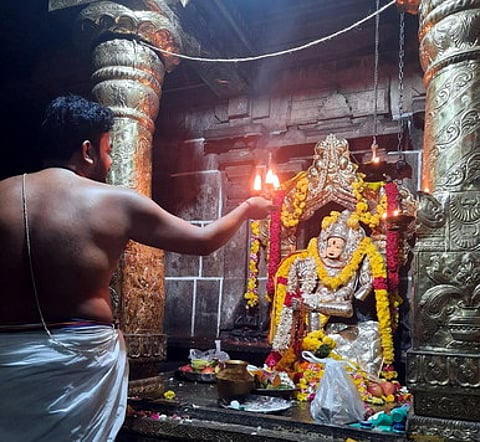 சந்தனக்காப்பு அலங்காரத்தில் வெள்ளி அங்கி சாற்றியபடி அருள்பாலித்த தருமபுரம் ஸ்ரீயாழ்முரிநாத சுவாமி கோயில் ஸ்ரீதட்சணாமூா்த்தி.