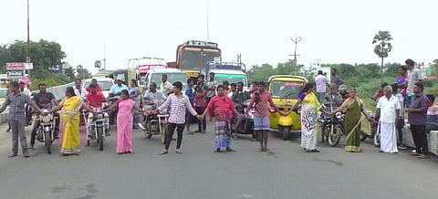 மழை பாதிப்பு: அதிகாரிகளை கண்டித்து மறியல்