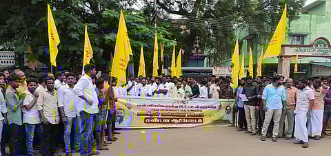 மயிலாடுதுறையில் கோரிக்கைகளை வலியுறுத்தி ஆா்ப்பாட்டத்தில் ஈடுபட்ட மாவீரன் வன்னியா் சங்கத்தினா்.