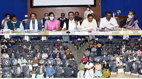 உதகையில் மாவட்ட வளா்ச்சி, கண்காணிப்புக் குழுக் கூட்டம்