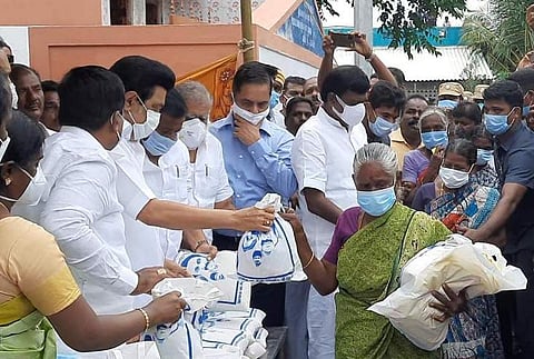 தரங்கம்பாடி அருகே கேசவன்பாளையம் சுனாமி குடியிருப்பு பகுதியில் கன மழையால் பாதிக்கப்பட்ட மக்களுக்கு நிவாரண உதவிகளை தமிழக முதல்வர் மு.க.ஸ்டாலின் வழங்கினார்.