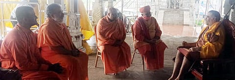 காஞ்சிபுரத்தை அடுத்த ஓரிக்கையில் மகா பெரியவா் மணிமண்டபத்தில் சங்கராசாரியா் ஸ்ரீவிஜயேந்திரரை சந்தித்த வெளிமாநிலத் துறவியா்.