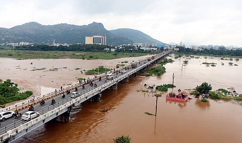 வேலூா் வழியாக பாலாற்றில் இருகரைகளையும் தொட்டபடி சென்ற வெள்ளம்.