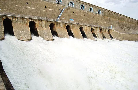 மேட்டூர் அணையில் இருந்து வெளியேற்றப்படும் உபரி நீரின் அளவு வினாடிக்கு 35,000 கனஅடியாக அதிகரிக்கப்பட்டுள்ளது.