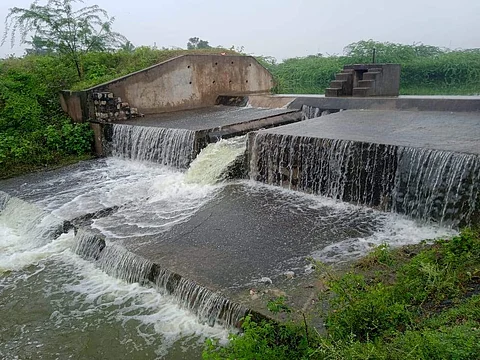எடப்பாடி அடுத்த வெள்ளாலபுரம் பகுதியில் உள்ள ஏரி நிரம்பி வழிகிறது.