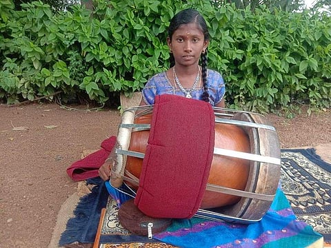 தவுல் வாசிக்கும் நிஷாந்தினி.