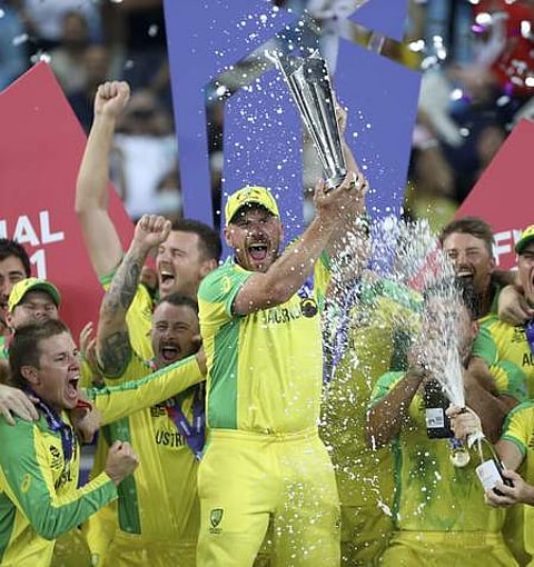 டி20 உலகக் கோப்பை போட்டியில் சாம்பியன் ஆன உற்சாகத்தில் வெற்றிக் கோப்பையுடன் ஆஸ்திரேலிய அணியின் கேப்டன் ஆரோன் ஃபிஞ்ச்