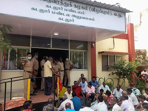 மண்டல போக்குவரத்து அலுவலகத்தை குடும்பத்துடன் முற்றுகையிட்ட சிஐடியுவினர்