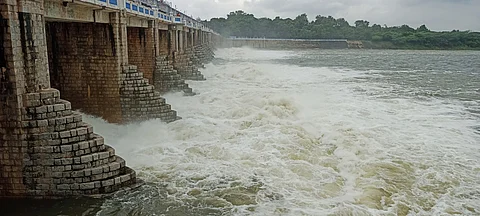 பூண்டி ஏரியில் இருந்து வினாடிக்கு 12,760 கனஅடியாக உபரிநீா் திறக்கப்பட்டதை அடுத்து கொசஸ்தலை ஆற்றில் சீறிப்பாயும் வெள்ளம்.