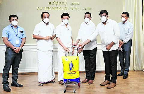வலிமை சிமென்ட்அறிமுகம்: விற்பனையை தொடக்கினாா் முதல்வா்