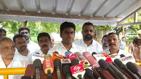 தூத்துக்குடி விமான நிலையத்தில் செய்தியாளர்களுக்கு அளித்த பேட்டியளிக்கும் பாஜக மாநில தலைவர் கே. அண்ணாமலை.