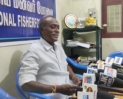 புதுச்சேரியில் புதன்கிழமை செய்தியாளர்களை சந்தித்த, தேசிய மீனவர் பேரவைத் தலைவர்மா. இளங்கோவன்.