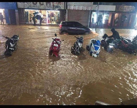 பலத்த மழையின் காரணமாக உதகையில் தேங்கிய மழை நீரில் சிக்கிக் கொண்ட வாகனங்கள்.