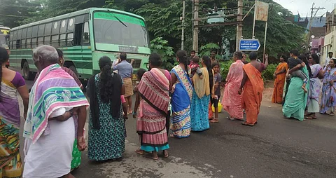 குடிநீர், மின்சாரம் கேட்டு கூடலூரில் சாலை மறியலில் ஈடுபட்டுள்ள பெண்கள்.