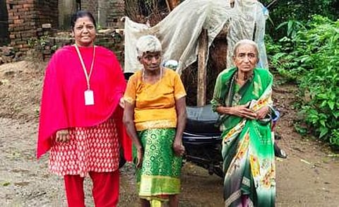 மனநலம் பாதித்த மகளை பராமரிப்பதில் சிரமப்பட்ட மூதாட்டி