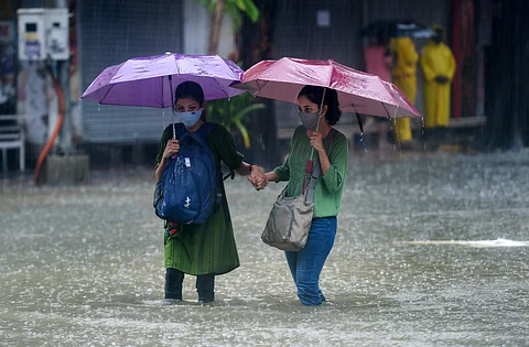 கனமழை காரணமாக திருவாரூர் மாவட்ட பள்ளி, கல்லூரிகளுக்கு வெள்ளிக்கிழமை(நவ.8) விடுமுறை அறிவிக்கப்பட்டுள்ளது.
