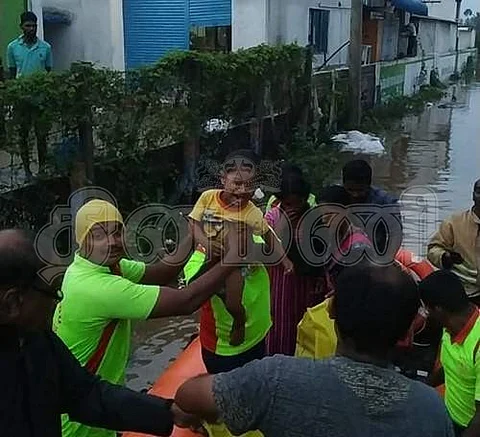 பல்லடம் அருகே வீடுகளில் மழை சூழ்ந்ததால் வெளியே வர முடியாமல் தவித்த ஐந்து குழந்தைகள் உள்பட 11 பேரை ரப்பர் படகு மூலம் மீட்ட தீயணைப்புத் துறையினர்.