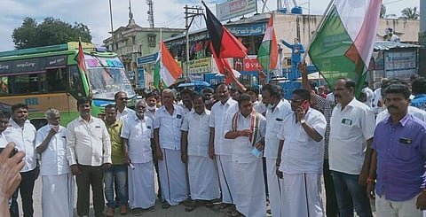 வாழப்பாடியில் மகிழ்ச்சி ஆரவாரம் செய்த திமுகவினர்.
