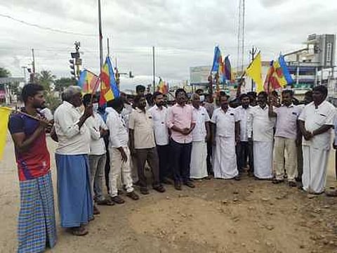 ஊத்தங்கரை நான்குமுனை சந்திப்பில் பாமக சாா்பில் நடைபெற்ற கவன ஈா்ப்பு ஆா்ப்பாட்டத்தில் கலந்துகொண்டவா்கள்.