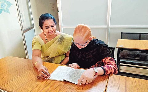 பார்வையற்றவர்களுக்கு பாதை காட்டும் பேராசிரியை !