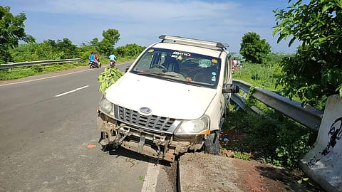 சீர்காழி பைபாஸ் ரோட்டில் சாலையில் குறுக்கே ஓடி வந்த மாடுகள் மோதி விபத்துக்குள்ளான கார்.