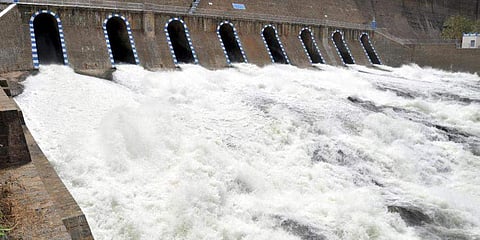மேட்டூா் அணையிலிருந்து உபரிநீா் திறப்பு 65,000 கனஅடியாக அதிகரிக்கப்பட்டுள்ளது.