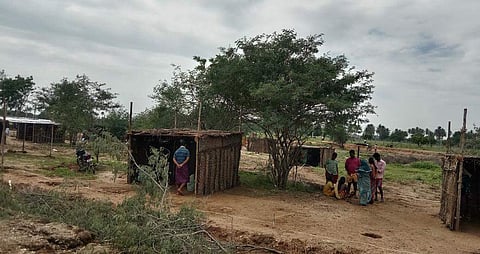 தெக்கலூர் கருவேலங்காடு பகுதியில் குடிசைகள் அமைத்து இரண்டாவது நாளாக தொடர் போராட்டத்தில் ஈடுபட்டுள்ள மக்கள்.