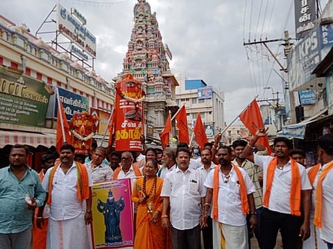 திண்டுக்கல் மலைக் கோட்டை அருகே வெள்ளிக்கிழமை தீப கொப்பரையுடன் ஊா்வலமாகச் செல்ல முயன்ற இந்து மக்கள் கட்சியினா்.