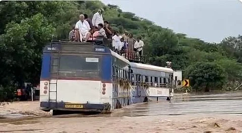 ஆந்திரத்தில் வெள்ளம்: 17 பேர் பலி; 100-க்கும் மேற்பட்டோரை காணவில்லை