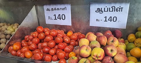 ஆப்பிள் விலையில் தக்காளியா?: மக்கள் அதிர்ச்சி -வைரலாகும் புகைப்படம்
