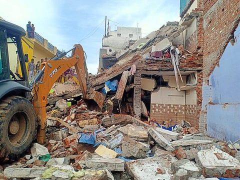 சேலம் கருங்கல்பட்டி பகுதியில் கேஸ் வெடித்ததில் இடிந்த நிலையில் உள்ள வீடு