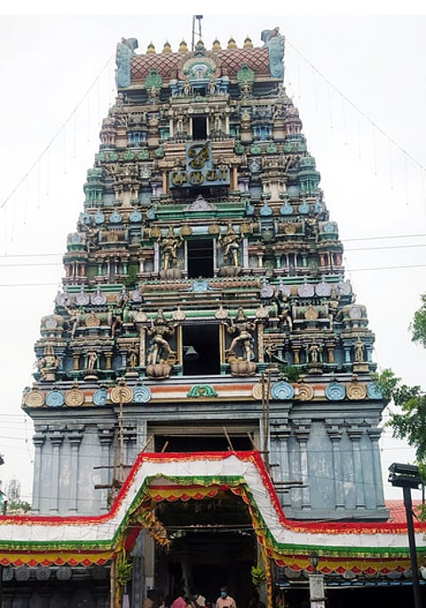 ஜவுளி வியாபாரிகள் சத்திரத்திர நிா்வாகிகளால் கட்டப்பட்டுள்ள குமரகோட்டம் சுப்பிரமணிய சுவாமி கோயில் ராஜகோபுரம்.