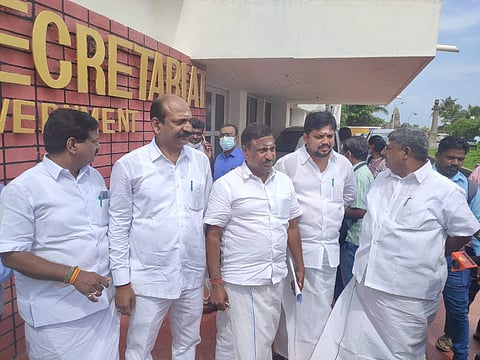 புதுச்சேரி மாநிலத்தில் மழை சேதம் ஆய்வு செய்யப்படவில்லை, காலிப்பணியிடங்களையும் நிரப்ப இல்லை என்று புதுச்சேரி தலைமைச் செயலாளர் அஸ்வினி குமாரை சந்தித்து முறையீடு செய்த அனைத்துக்கட்சி எம்.எல்.ஏக்கள்,