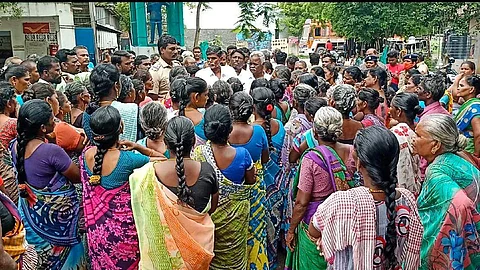 பட்டாசு ஆலைகளை திறக்க வலியுறுத்தி சிவகாசி சாத்தூர் சாலையிலுள்ள மீனம்பட்டியில் போராட்டம் நடத்தி பட்டாசு தொழிலாளர்கள்.