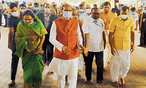 ஸ்ரீவில்லிபுத்தூர் ஆண்டாள் கோவிலுக்கு புதன்கிழமை வருகை தந்த சிவராஜ் சிங்சவுகான் அங்கு கோயில் நிர்வாகத்தின் தக்கார் ரவிச்சந்திரன் தலைமையில் சிறப்பான வரவேற்பு அளிக்கப்பட்டது.