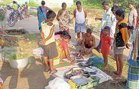 எடப்பாடி சுற்றுவட்டார பகுதியில் ஒரு கிலோ ரூ. 80 வரையில் விற்பனை செய்யப்படும் மீன்கள்.