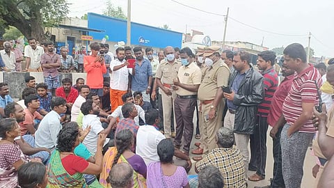 கரூர்-புலியூர் சாலையில் பேரூராட்சி அலுவலகம் அருகே சாலை மறியலில் ஈடுபட்ட சுனில் உறவினர்கள்.